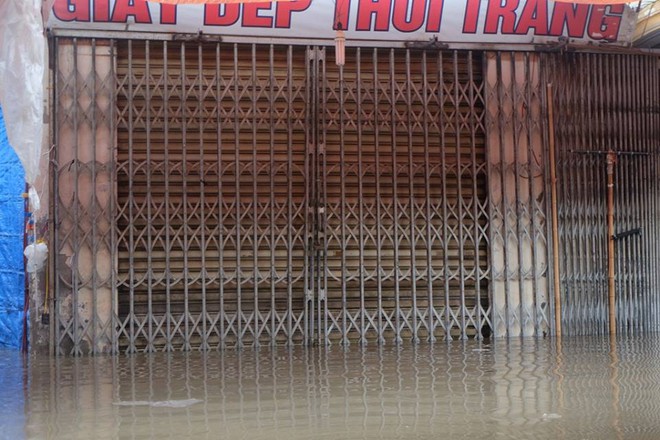 Chợ Nhà Xanh thất thủ, nước ngập sâu hơn 1m sau bão số 2 - Ảnh 1.