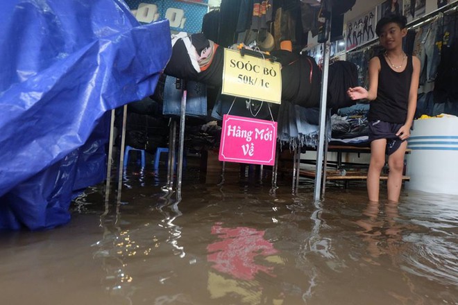 Chợ Nhà Xanh thất thủ, nước ngập sâu hơn 1m sau bão số 2 - Ảnh 7.