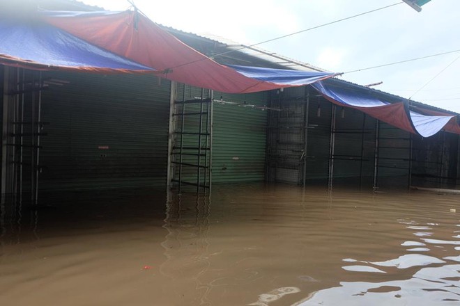 Chợ Nhà Xanh thất thủ, nước ngập sâu hơn 1m sau bão số 2 - Ảnh 3.