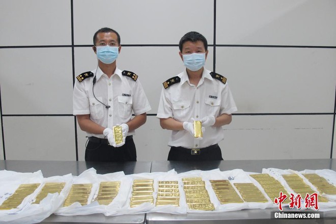 Tưởng là tuồn được 76 kg vàng ngon lành ra khỏi Trung Quốc, 12 du khách bị bắt sống ngay tại sân bay - Ảnh 1.