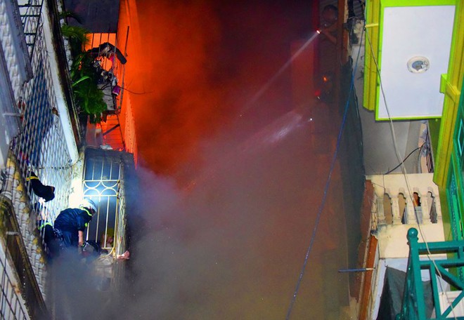 Hà Nội: Cắt rào sắt chuồng cọp giải cứu 3 nạn nhân thương vong trong đám cháy tại phố Vọng - Ảnh 1.