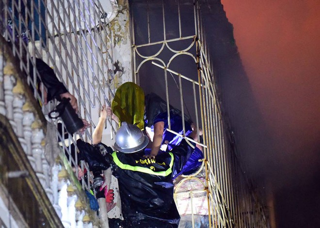 Hà Nội: Cắt rào sắt chuồng cọp giải cứu 3 nạn nhân thương vong trong đám cháy tại phố Vọng - Ảnh 4.