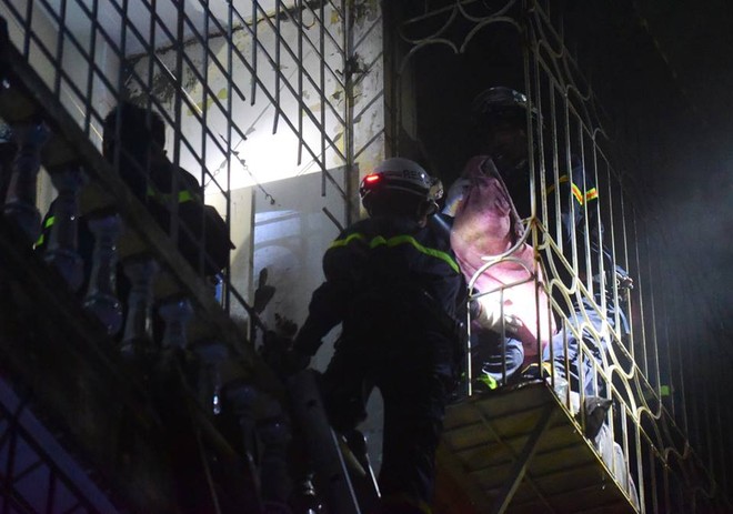 Hà Nội: Cắt rào sắt chuồng cọp giải cứu 3 nạn nhân thương vong trong đám cháy tại phố Vọng - Ảnh 6.