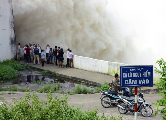 Chùm ảnh: Người dân kéo đến Thủy điện Hòa Bình chụp ảnh, check-in cảnh xả lũ - Ảnh 4.