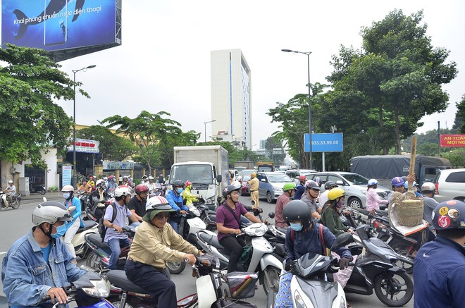 Kẹt xe kinh hoàng ở cửa ngõ ra vào sân bay Tân Sơn Nhất suốt nhiều giờ liền - Ảnh 2.