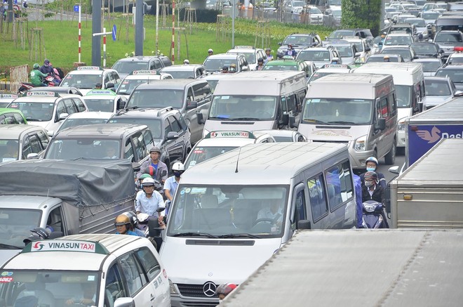 Kẹt xe kinh hoàng ở cửa ngõ ra vào sân bay Tân Sơn Nhất suốt nhiều giờ liền - Ảnh 4.