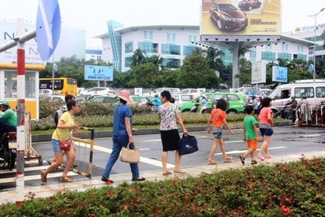 Kẹt xe kinh hoàng ở cửa ngõ ra vào sân bay Tân Sơn Nhất suốt nhiều giờ liền - Ảnh 9.
