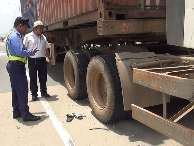Vỏ container ph&aacute;t nổ, t&agrave;i xế văng xa nguy kịch - Ảnh 1.