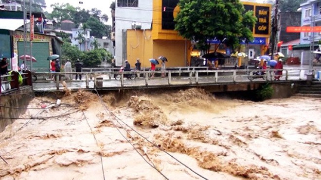 Hà Giang: Lũ ống cuồn cuộn như thác đổ tràn xuống đường - Ảnh 2.