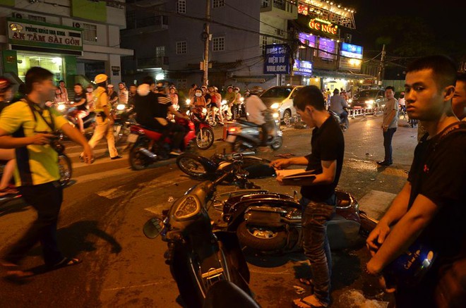Ôtô tông hàng loạt xe trên phố Sài Gòn, ít nhất 4 người bị thương trong đó có 1 em bé - Ảnh 1.