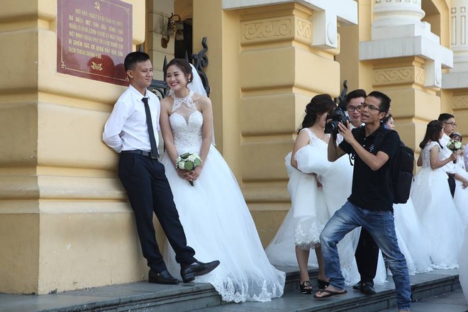 Ch&ugrave;m ảnh: 40 cặp c&ocirc; d&acirc;u ch&uacute; rể đại n&aacute;o phố đi bộ hồ Gươm, tổ chức chụp ảnh cưới tập thể - Ảnh 4.