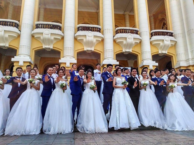 Chùm ảnh: 40 cặp cô dâu chú rể đại náo phố đi bộ hồ Gươm, tổ chức chụp ảnh cưới tập thể - Ảnh 1.