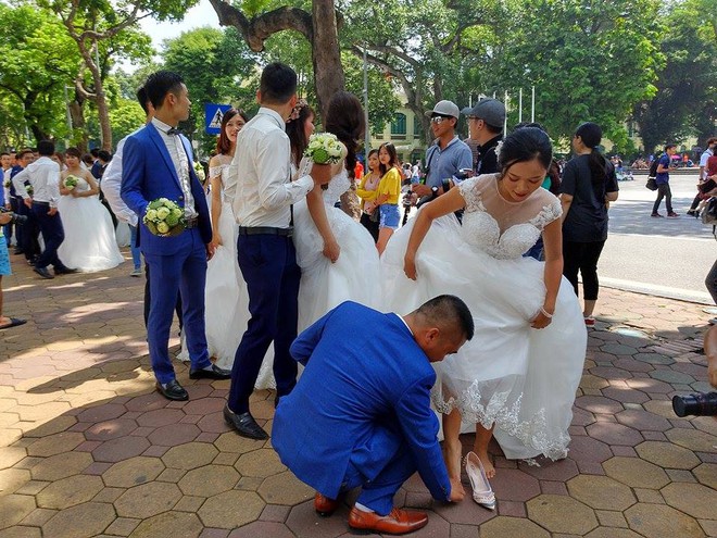 Ch&ugrave;m ảnh: 40 cặp c&ocirc; d&acirc;u ch&uacute; rể đại n&aacute;o phố đi bộ hồ Gươm, tổ chức chụp ảnh cưới tập thể - Ảnh 10.