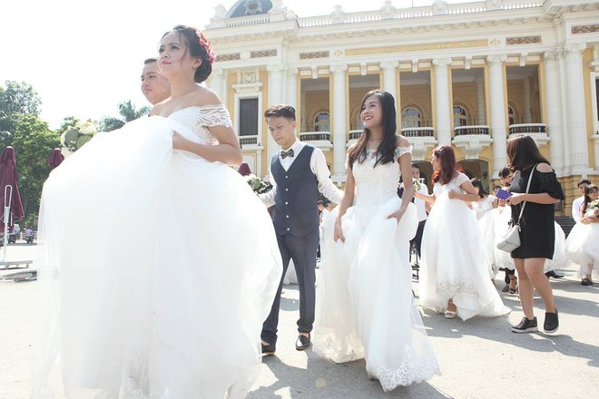 Ch&ugrave;m ảnh: 40 cặp c&ocirc; d&acirc;u ch&uacute; rể đại n&aacute;o phố đi bộ hồ Gươm, tổ chức chụp ảnh cưới tập thể - Ảnh 5.