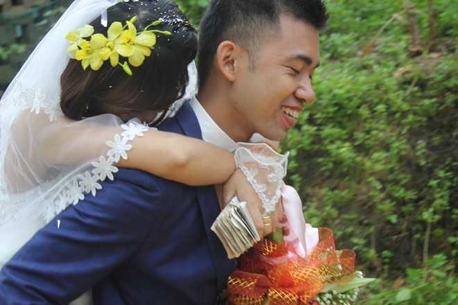 Đám cưới mùa mưa bão: Chú rể hạnh phúc cõng cô dâu qua đoạn đường ngập nước và bùn đất - Ảnh 3.