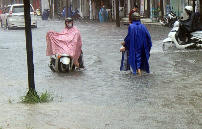 Bão số 4 gây mưa lớn, nhiều tuyến đường ở Huế ngập trong biển nước - Ảnh 4.