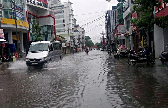 Bão số 4 gây mưa lớn, nhiều tuyến đường ở Huế ngập trong biển nước - Ảnh 5.
