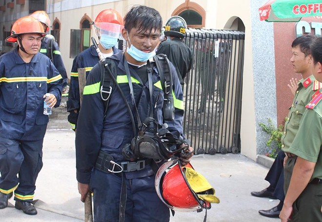 Chuyện những người lính cứu hỏa: Tiếng hét vỡ òa của cậu bé 6 tuổi mắc kẹt trong tòa nhà bốc cháy - Ảnh 1.