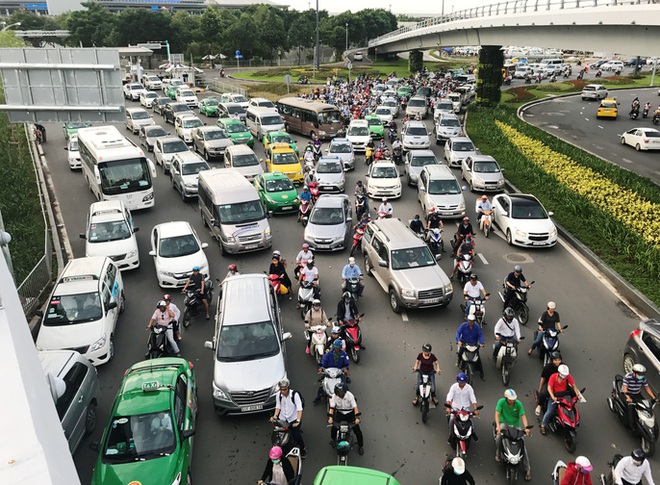 Cửa ngõ sân bay Tân Sơn Nhất hỗn loạn vì sự cố giao thông - Ảnh 2.