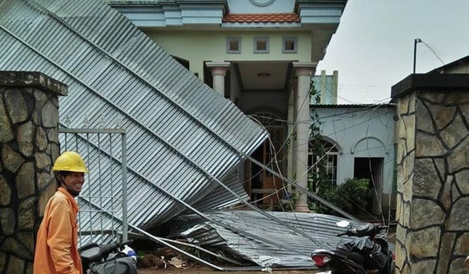 Đồng Nai: Mưa, gi&oacute; lớn l&agrave;m tốc h&agrave;ng chục m&aacute;i nh&agrave; d&acirc;n - Ảnh 1.