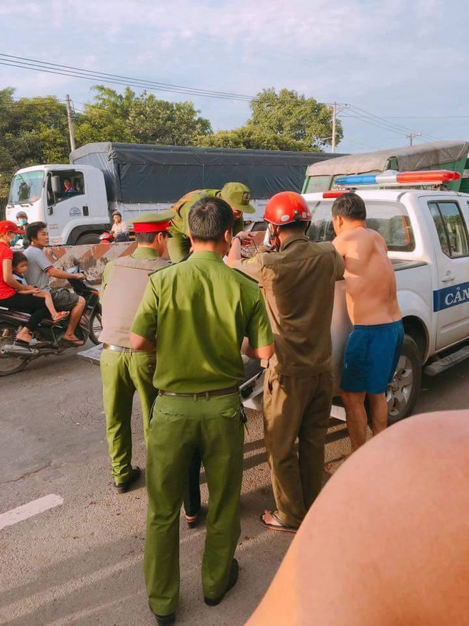 Hai đối tượng trộm ch&oacute; bị người d&acirc;n đ&aacute;nh bất tỉnh, đốt ch&aacute;y xe m&aacute;y  - Ảnh 3.