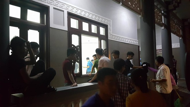 Nhiều thi thể ch&aacute;y biến dạng trong vụ hoả hoạn ở xưởng b&aacute;nh kẹo khiến 8 người tử vong - Ảnh 3.