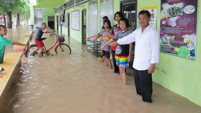 Loạt ảnh đáng sợ về thảm cảnh ngập lụt đang khiến người dân Thái Lan khốn đốn - Ảnh 2.