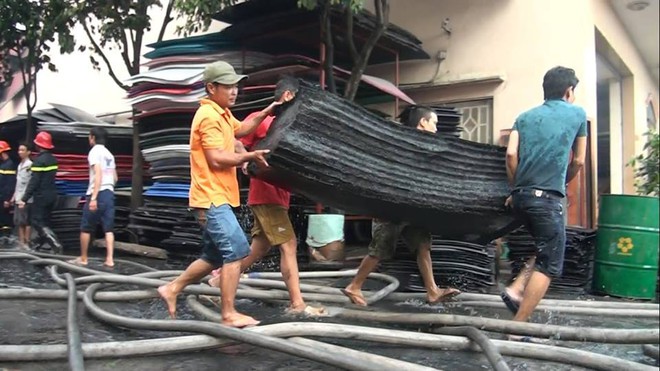 Chùm ảnh: Hàng trăm cảnh sát vất vả chữa cháy ở xưởng nhựa vùng ven Sài Gòn - Ảnh 7.