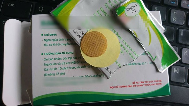 Trẻ h&ocirc;n m&ecirc;, loạn tri gi&aacute;c v&igrave; miếng d&aacute;n chống say t&agrave;u xe - Ảnh 1.
