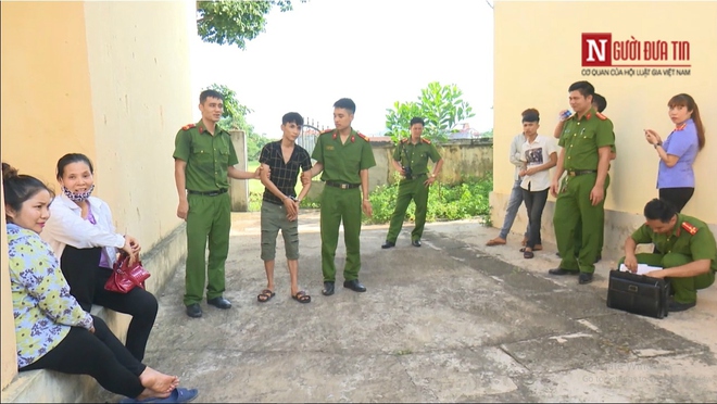 Clip hi hữu: 3 học sinh đột nhập ch&iacute;nh trường m&igrave;nh học để trộm cắp t&agrave;i sản - Ảnh 3.