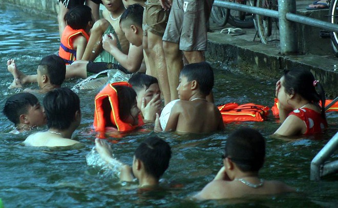 Hà Nội: Người dân góp tiền cải tạo ao làng ô nhiễm thành bể bơi khổng lồ miễn phí cho trẻ nhỏ - Ảnh 1.