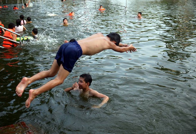 Hà Nội: Người dân góp tiền cải tạo ao làng ô nhiễm thành bể bơi khổng lồ miễn phí cho trẻ nhỏ - Ảnh 5.