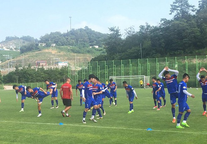 U22 Việt Nam đổi chiến thuật, sang Malaysia &eacute;m qu&acirc;n sớm - Ảnh 2.