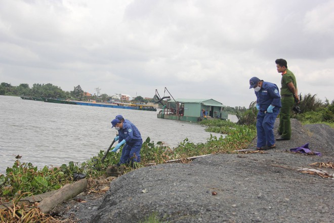Thi thể nam thanh ni&ecirc;n kh&ocirc;ng mặc quần &aacute;o tr&ocirc;i tr&ecirc;n s&ocirc;ng S&agrave;i G&ograve;n - Ảnh 1.