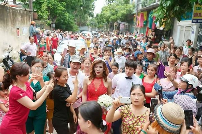 Hàng trăm người hiếu kì xem đám cưới của cô dâu chuyển giới và chú rể Thanh Hóa - Ảnh 7.