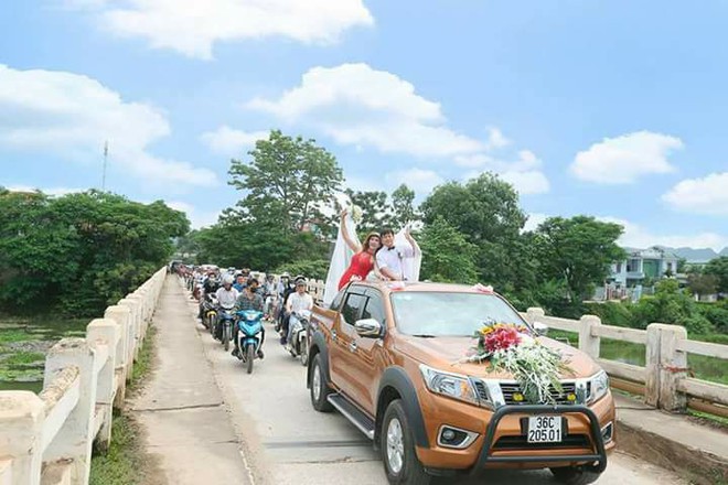 Hàng trăm người hiếu kì xem đám cưới của cô dâu chuyển giới và chú rể Thanh Hóa - Ảnh 6.