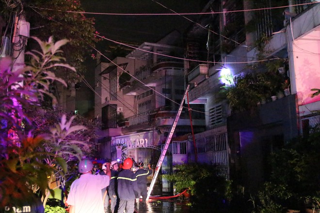7 người may mắn thoát chết trong căn nhà cháy dữ dội ở Sài Gòn - Ảnh 2.