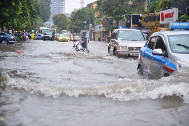 Chùm ảnh: Xe máy đổ rạp trước sóng nước ở đường Phạm Ngọc Thạch sau mưa - Ảnh 2.