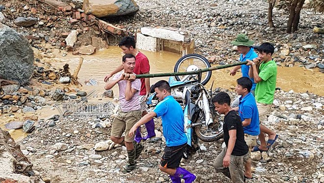 Loạt xe máy biến dạng ngoi lên từ bùn lầy sau lũ - Ảnh 10.