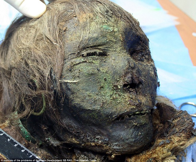 2 xác ướp trong băng giá nguyên vẹn đến khó tin: gần 1,000 năm vẫn còn nguyên da, tóc và lông mi - Ảnh 2.