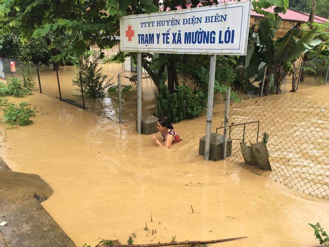 Lũ ống đổ về, nước ngập gần lút đầu người ở Điện Biên - Ảnh 1.