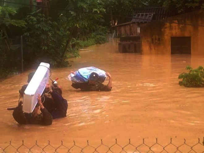 Lũ ống đổ về, nước ngập gần lút đầu người ở Điện Biên - Ảnh 4.