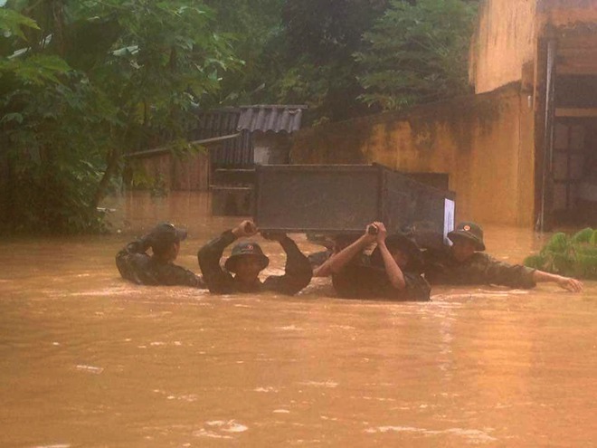 Lũ ống đổ về, nước ngập gần lút đầu người ở Điện Biên - Ảnh 7.