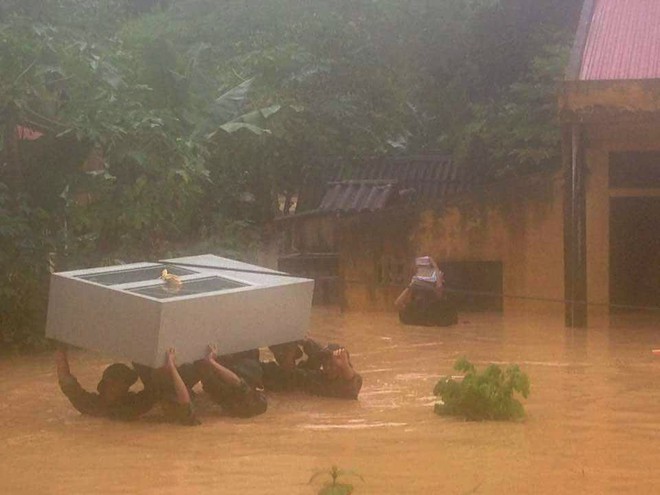 Lũ ống đổ về, nước ngập gần lút đầu người ở Điện Biên - Ảnh 8.