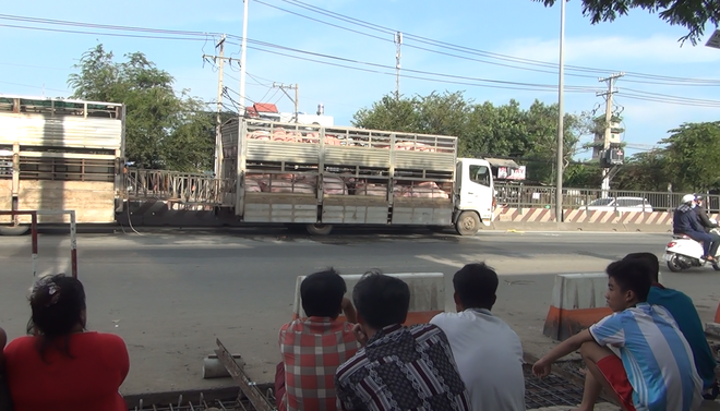 TP. HCM: Nam thanh niên nguy kịch sau khi bị xe tải tông văng hàng chục mét - Ảnh 1.
