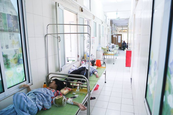 Hà Nội: Bệnh nhân sốt xuất huyết nằm la liệt ở bệnh viện Bạch Mai - Ảnh 10.