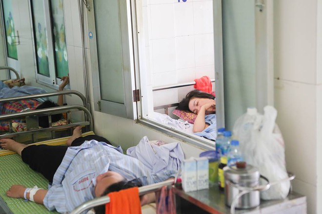 Hà Nội: Bệnh nhân sốt xuất huyết nằm la liệt ở bệnh viện Bạch Mai - Ảnh 13.