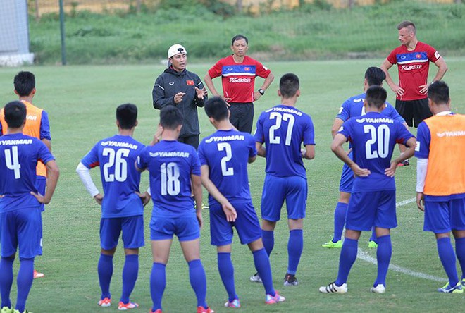 Tuyển thủ U22 Việt Nam giật bắn người v&igrave; tưởng bị loại - Ảnh 2.