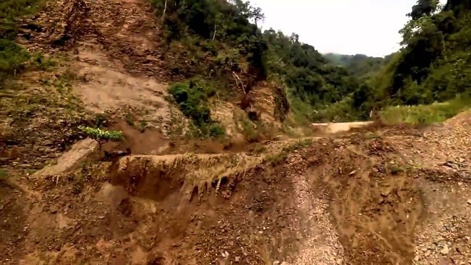 Đang ngủ cả gia đ&igrave;nh bị v&ugrave;i lấp, b&eacute; g&aacute;i chết thương t&acirc;m - Ảnh 1.