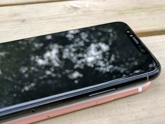 Cận cảnh iPhone 8 đen sang chảnh khiến iPhone 7 hoàn toàn lu mờ - Ảnh 2.